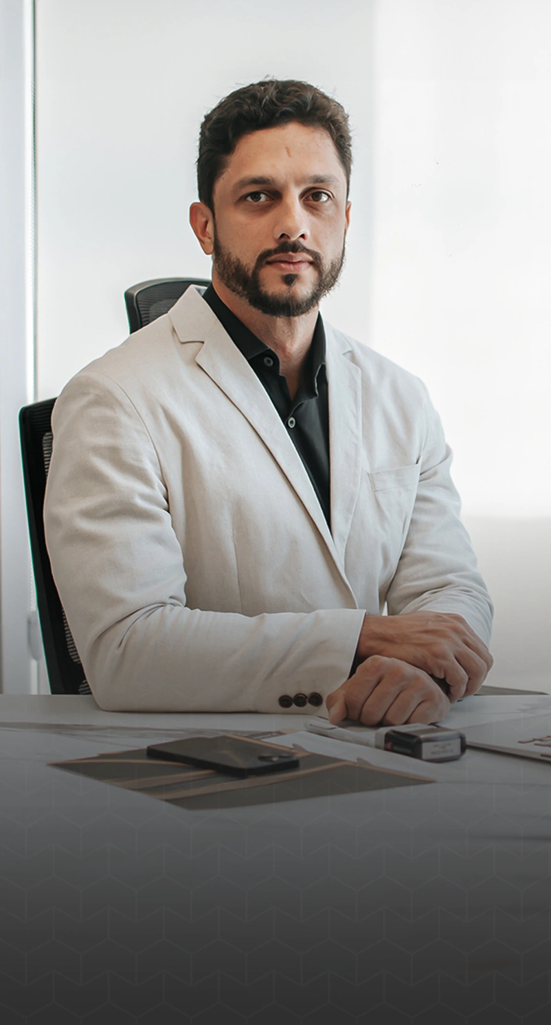 Dr. Hugo Côrtes em seu consultório